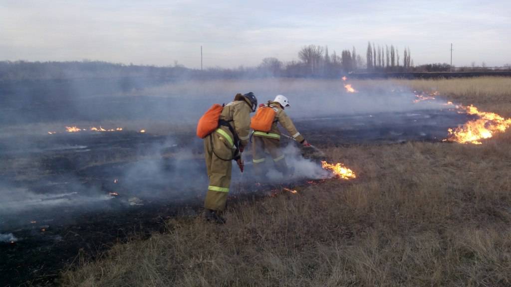 В районе продолжают гореть заросшие и брошенные участки земли
