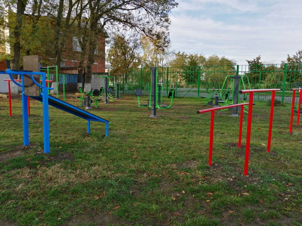 Установку уличных тренажеров  завершают в станице Полтавской