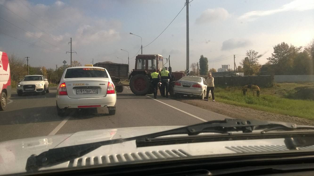 В станице Полтавской столкнулись трактор и легковушка