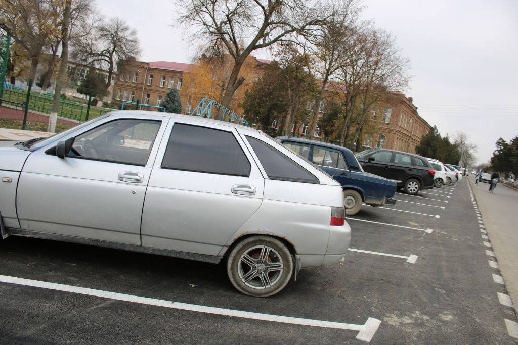 В станице Полтавской завершилось строительство парковки перед СОШ №1