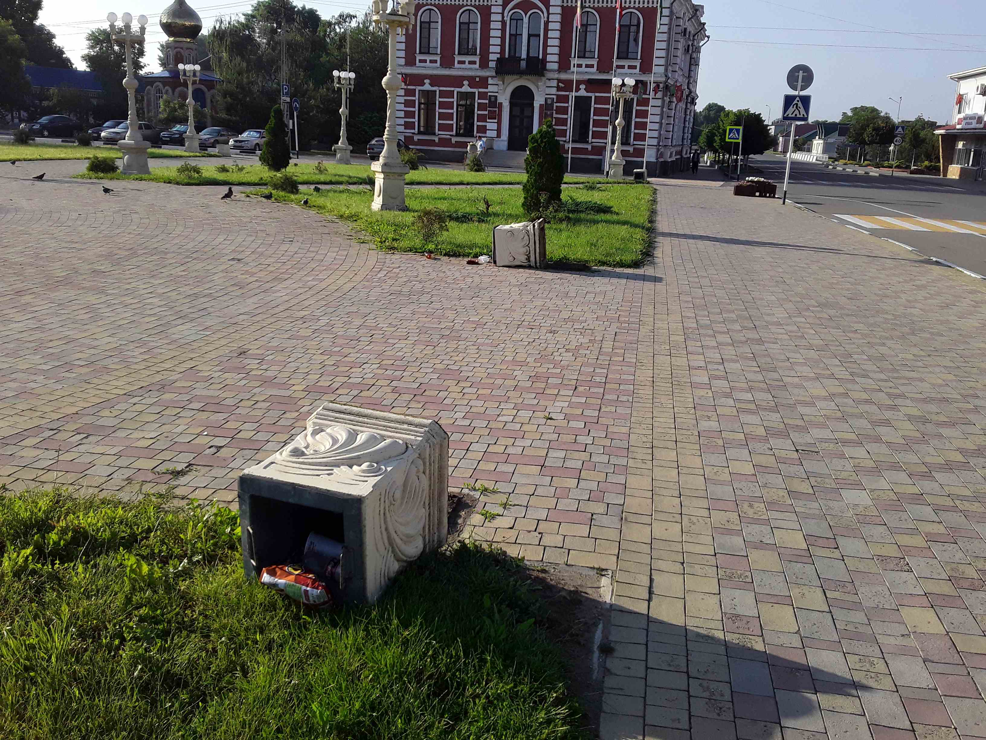 В центре станицы Полтавской неизвестные повредили саженцы деревьев и урны для мусора