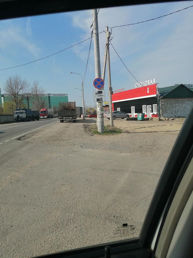 Жители Старонижестеблиевской пожаловались на стоянку грузовиков вдоль автодороги