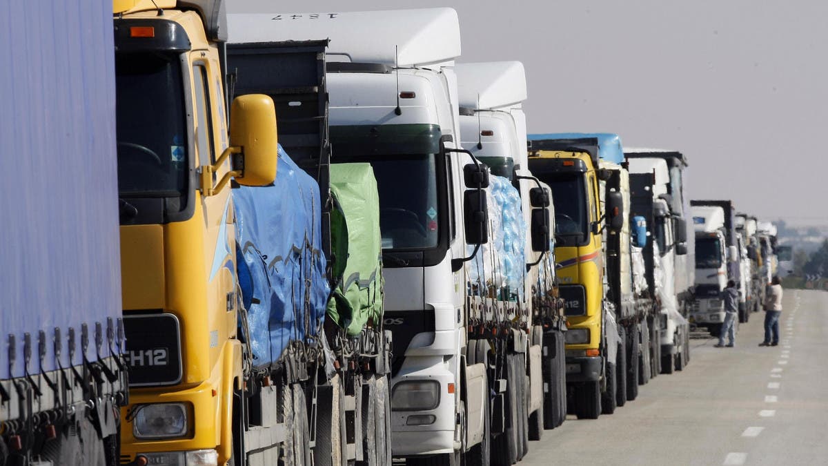 После введения карантина на Кубани количество въезжающего в край транспорта вдвое сократилось