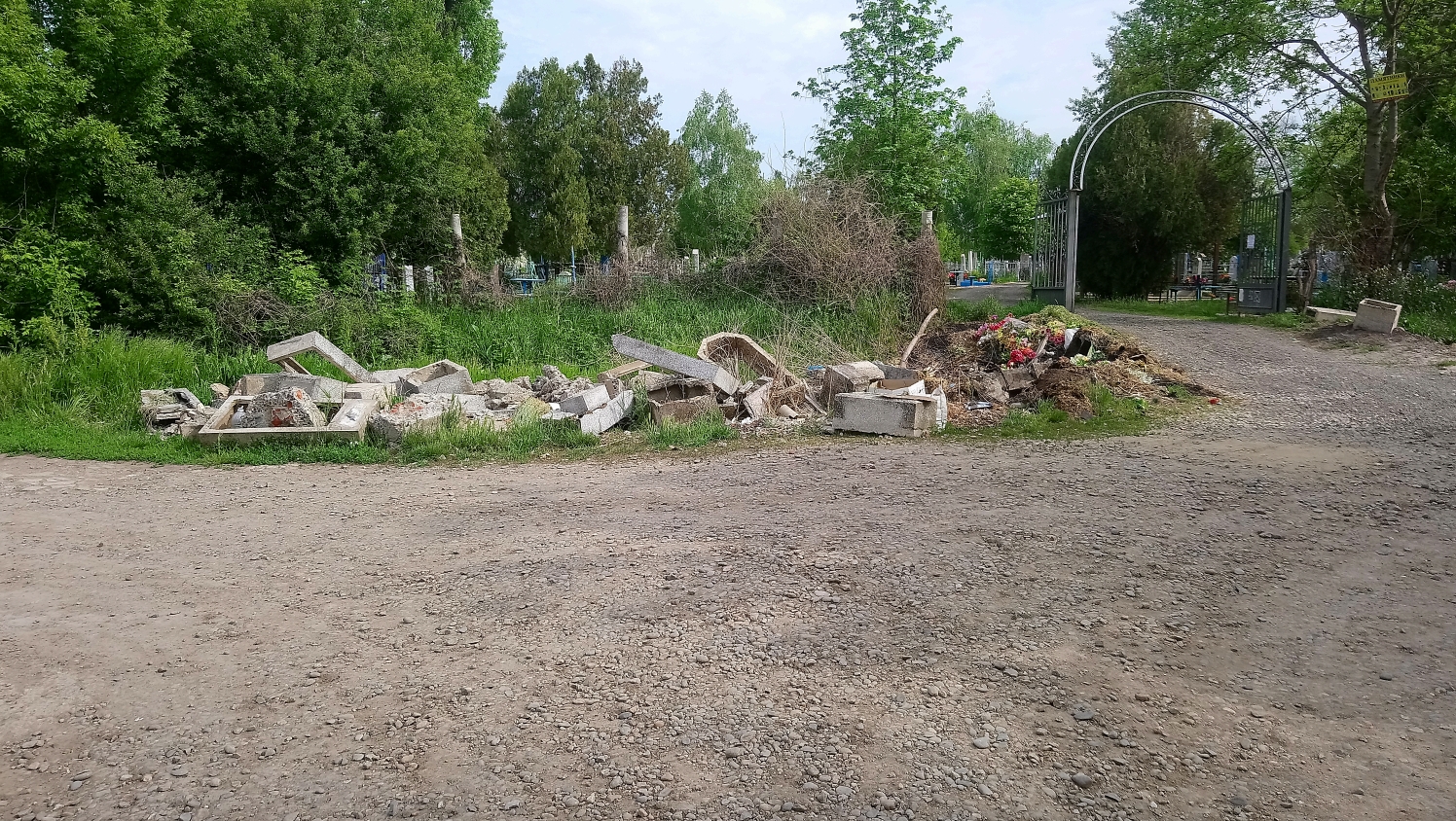 В районе кладбища станицы Марьянской образовалась мусорная свалка