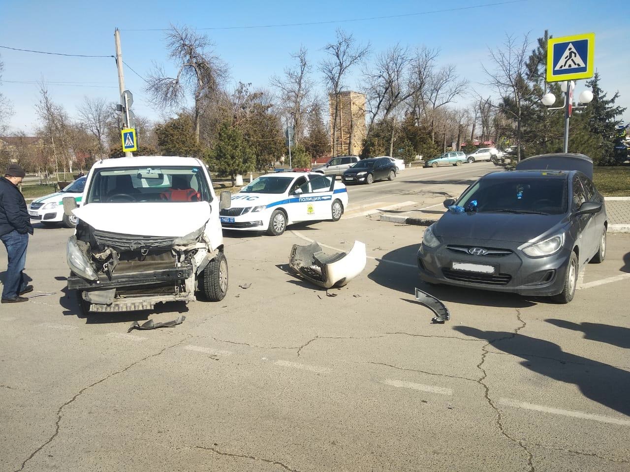 В станице Полтавской в ДТП пострадала несовершеннолетняя девушка