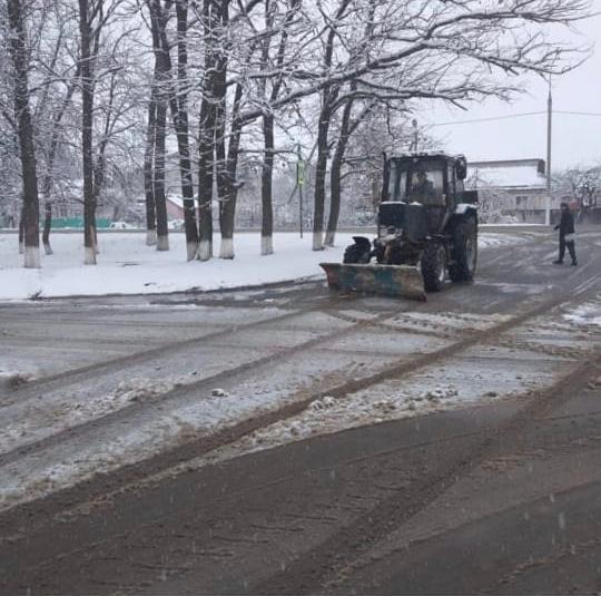 С приходом снегопада на дороги Красноармейского района выехали 65 единиц техники