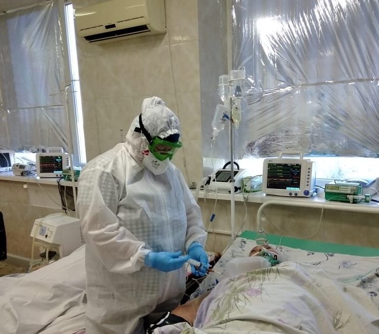 Врач-инфекционист заявил,  что COVID-19 не отступит еще год