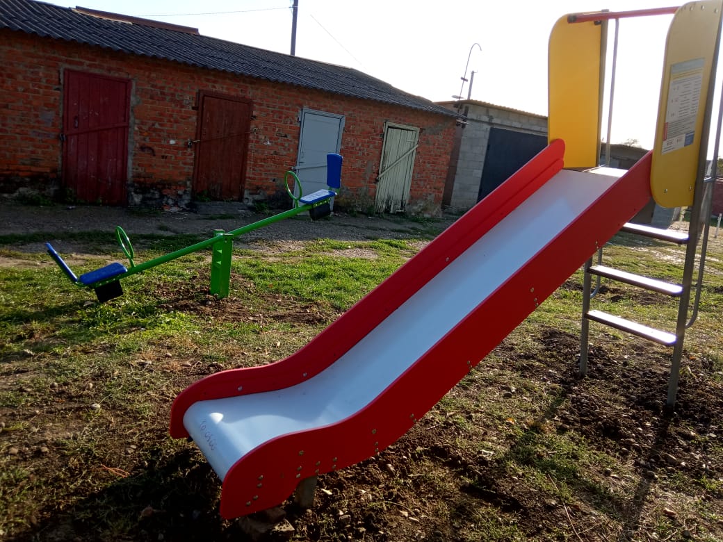 Спортивно-игровое оборудование установлено в станице Полтавской на трех детских площадках