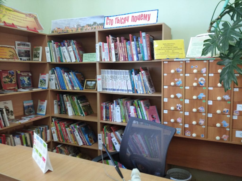 В библиотеке станицы Ивановской заменили почти всю старую мебель и благоустроили территорию