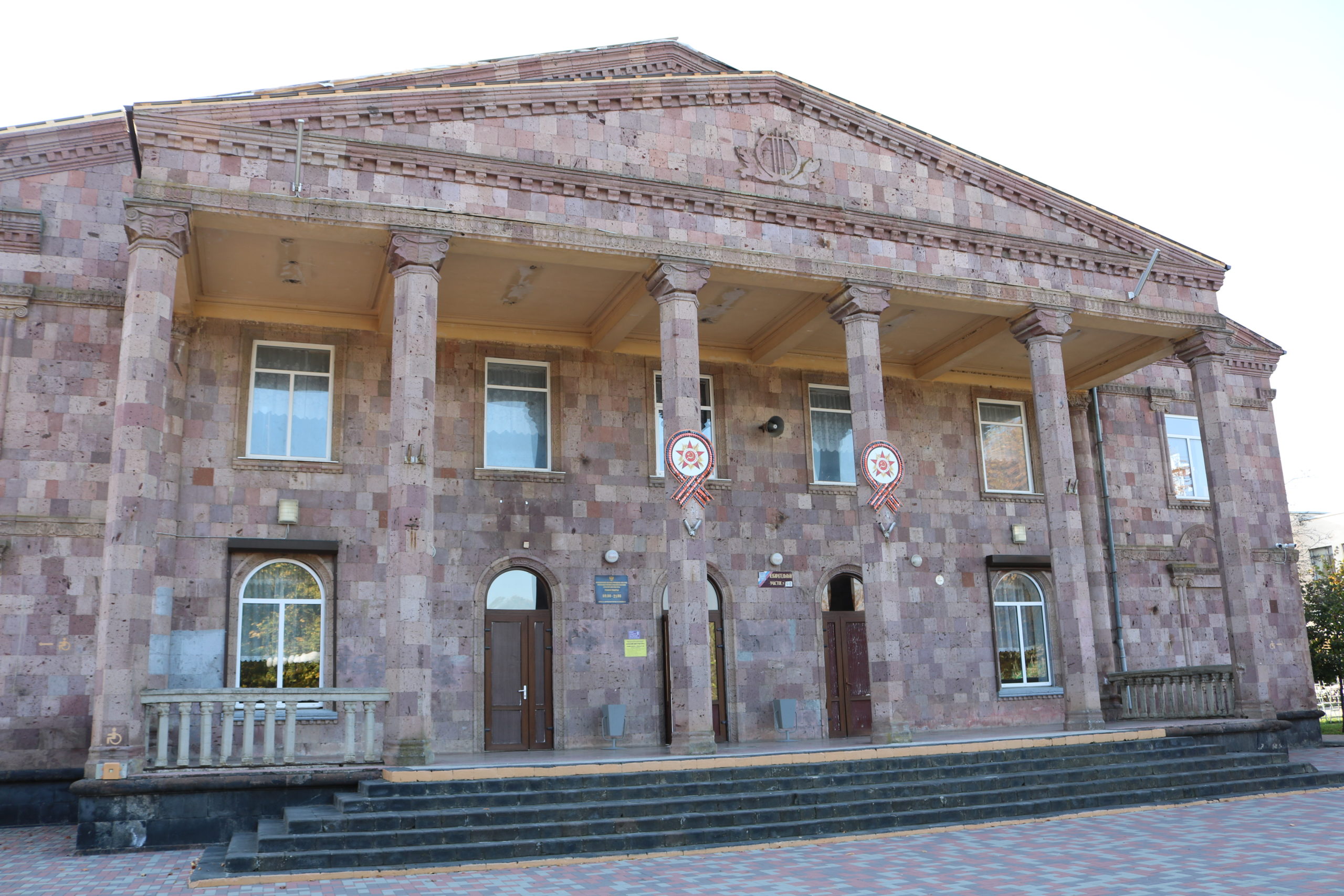 В станице Новомышастовской ремонтируются сразу два объекта