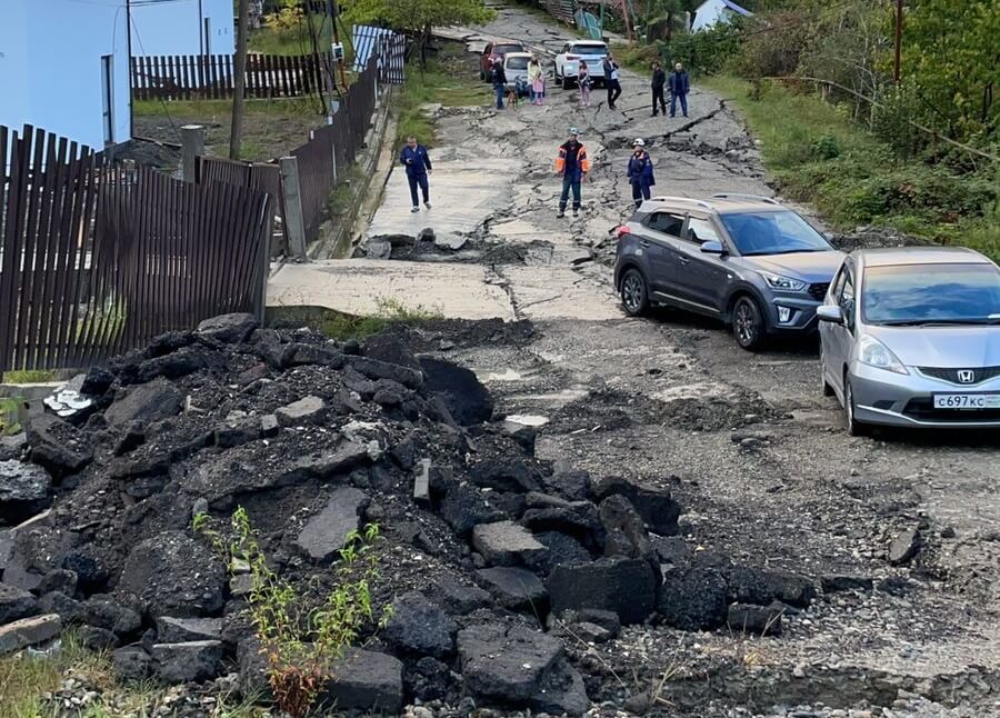 Из-за оползня в Сочи разрушена улица, повреждены дома, газопровод и линии электропередачи