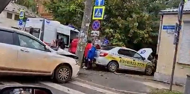 Таксист из Красноармейского района попал в аварию в Краснодаре