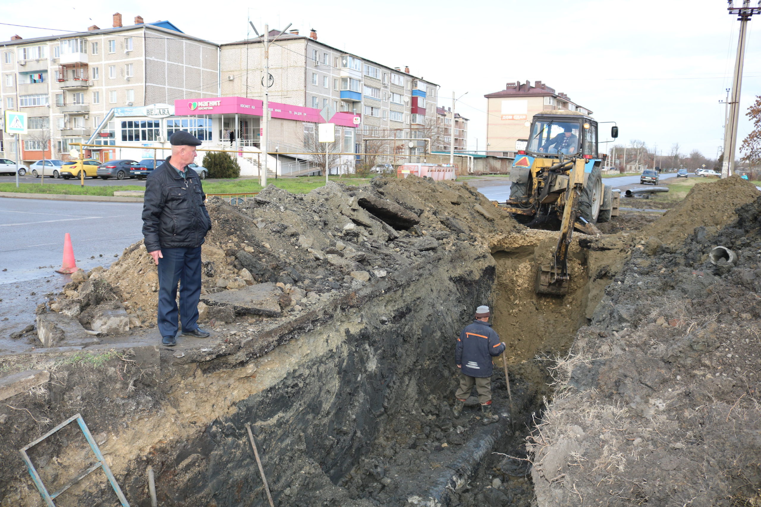 В станице Полтавской ведется замена водопроводных труб на главной магистрали