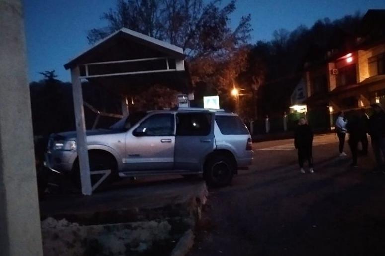 В Краснодарском крае начинающий водитель протаранила остановку