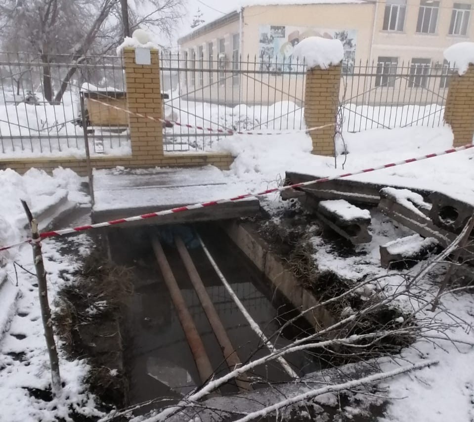 В станице Полтавской около школы-интерната произошел порыв трубы с горячей водой