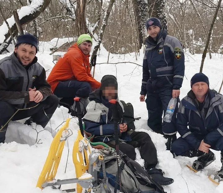 В Краснодарском крае в заснеженном лесу заблудился мужчина