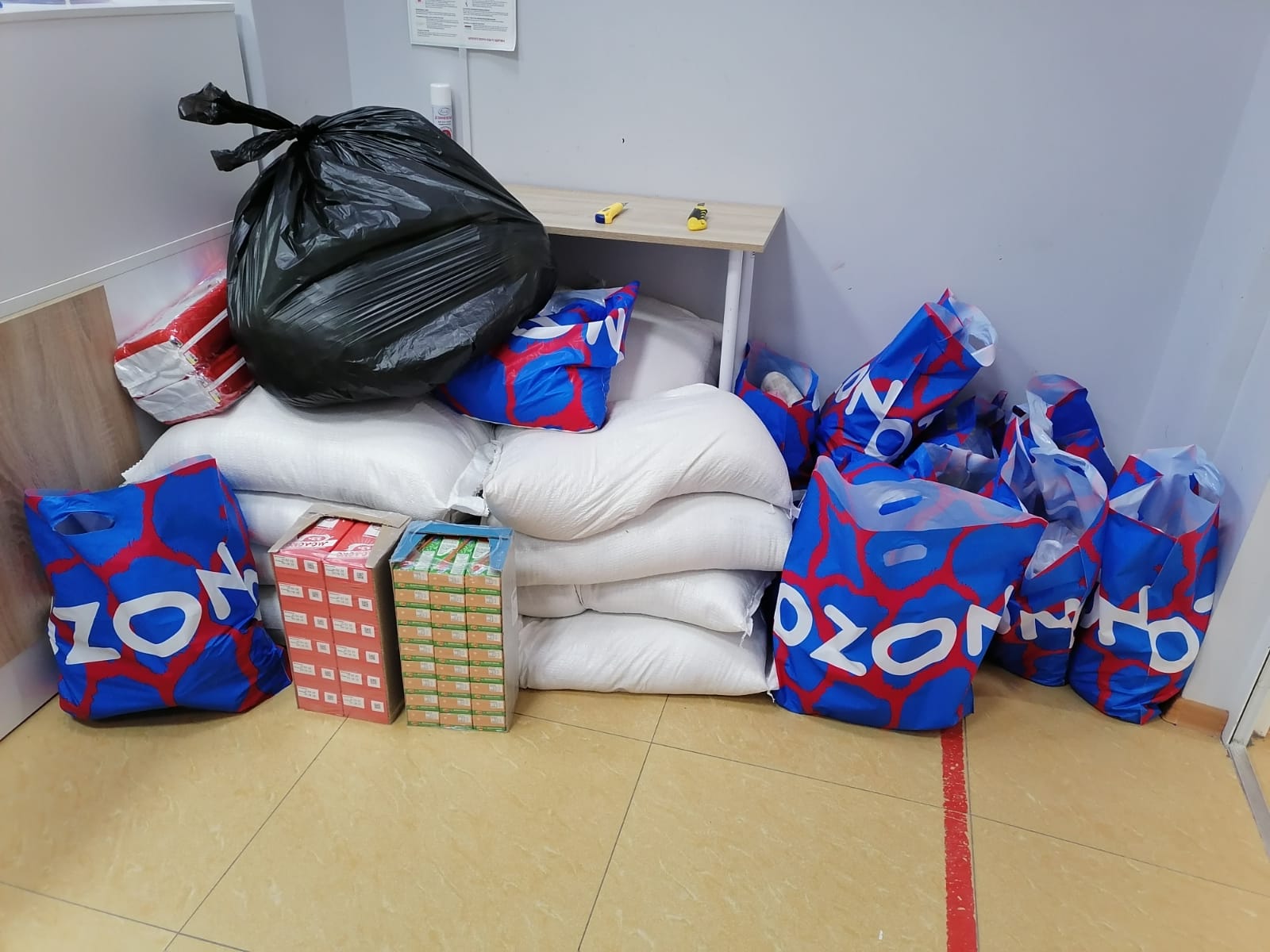 Жители станицы Полтавской собрали гуманитарную помощь для беженцев из ДНР и ЛНР