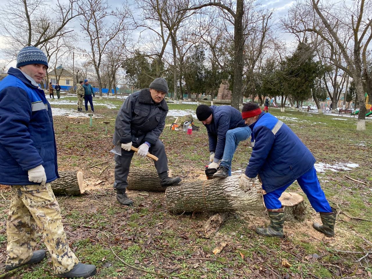 Староджерлиевцы после бурелома общими усилиями убирали и чистили местный парк
