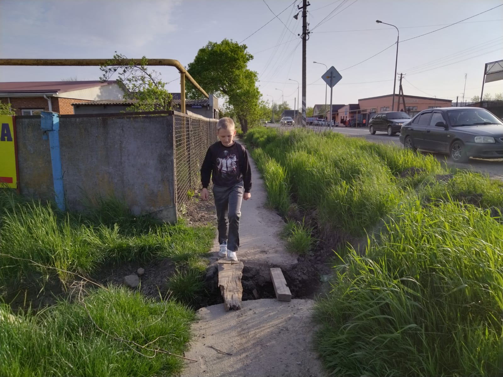 Полтавчанам проживающим на улице Народной из-за перерытого тротуара сложно дойти до ближайшей аптеки