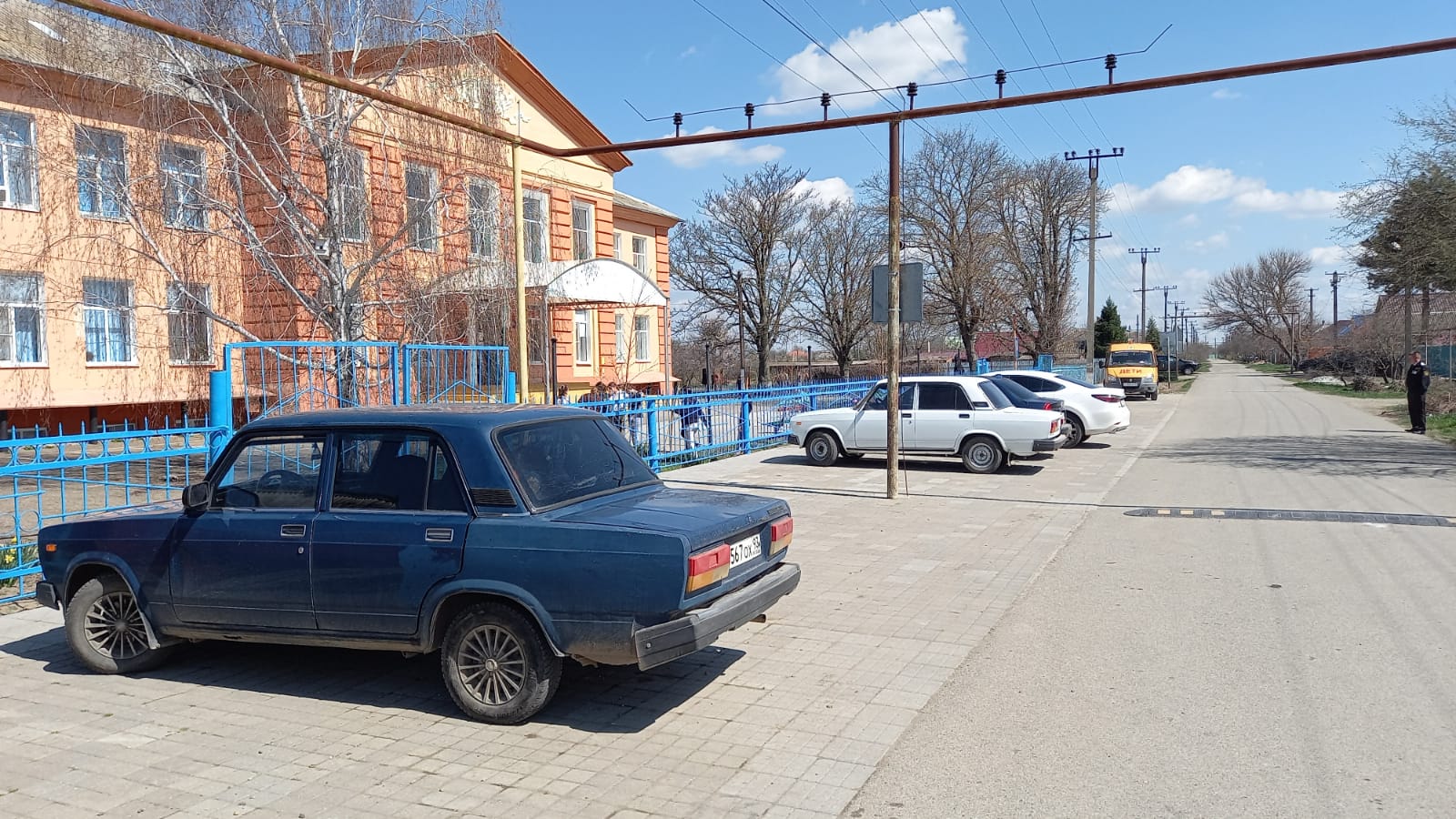 Возле школы №32 станицы Старонижестеблиевской появилась парковка для автотранспорта