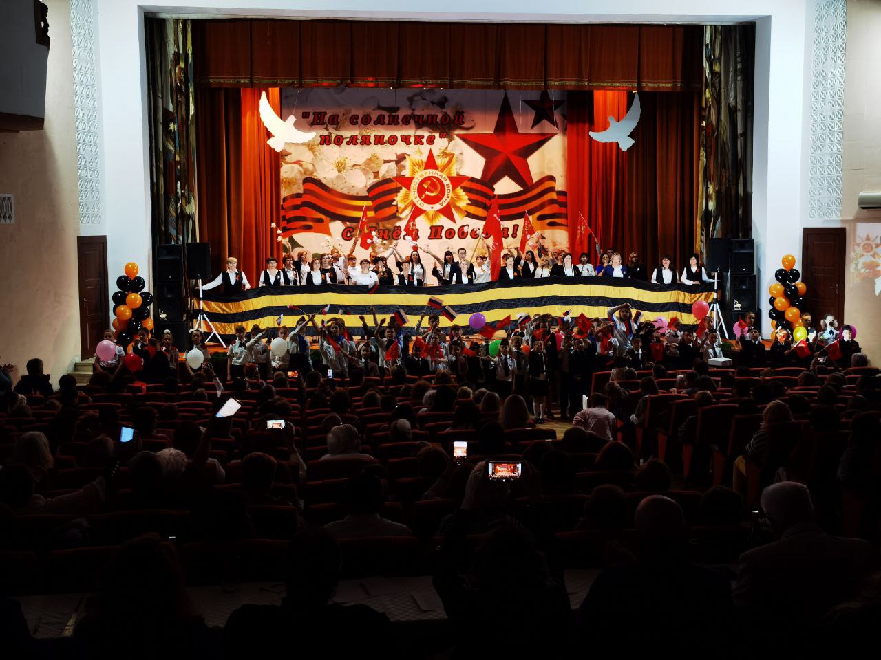В Октябрьском в седьмой раз прошёл вокальный фестиваль «На солнечной поляночке»
