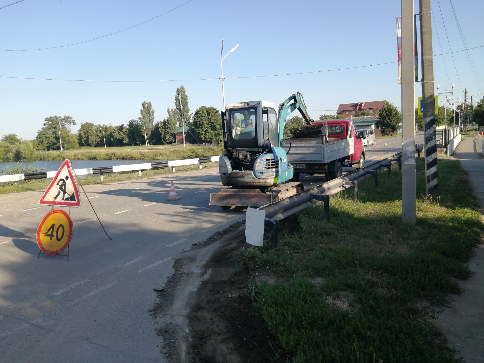 В Полтавской на улице Жлобы приступили к очистке обочин