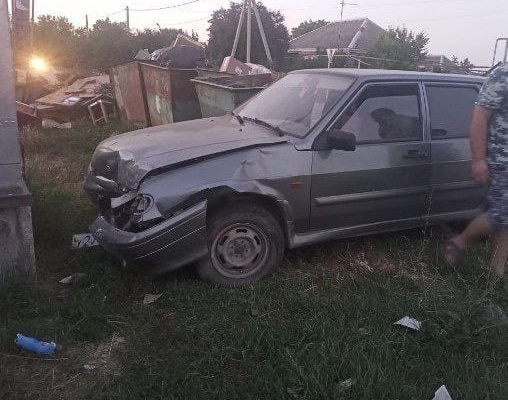 В станице Марьянской ВАЗ врезался в припаркованный автомобиль