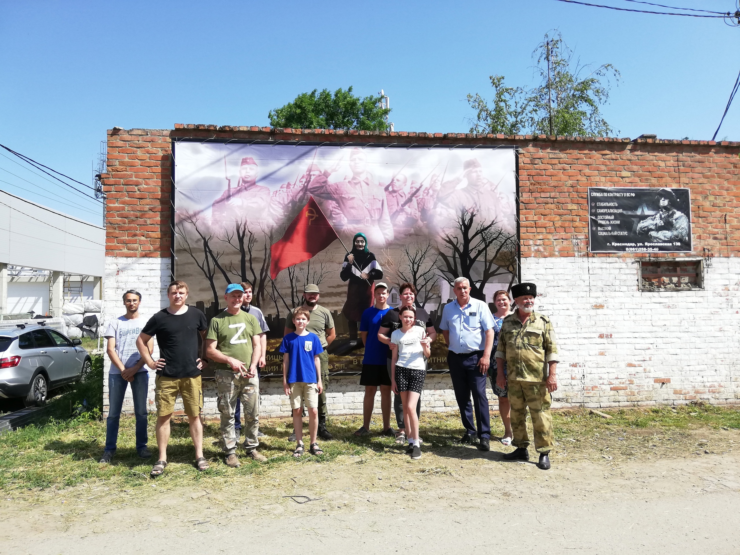 В Марьянской появился баннер с бабушкой, несущей флаг Победы