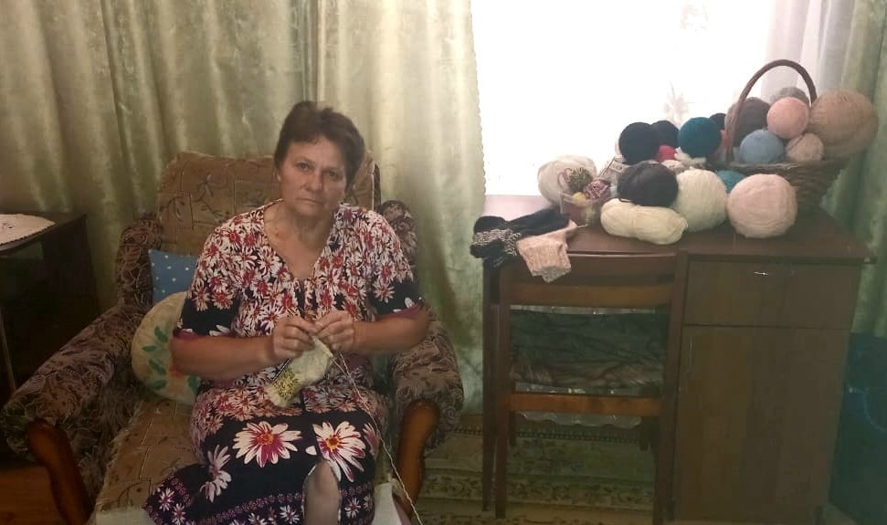 Жительница Марьянской связала около 50 пар носков для российских бойцов, защищающих Донбасс