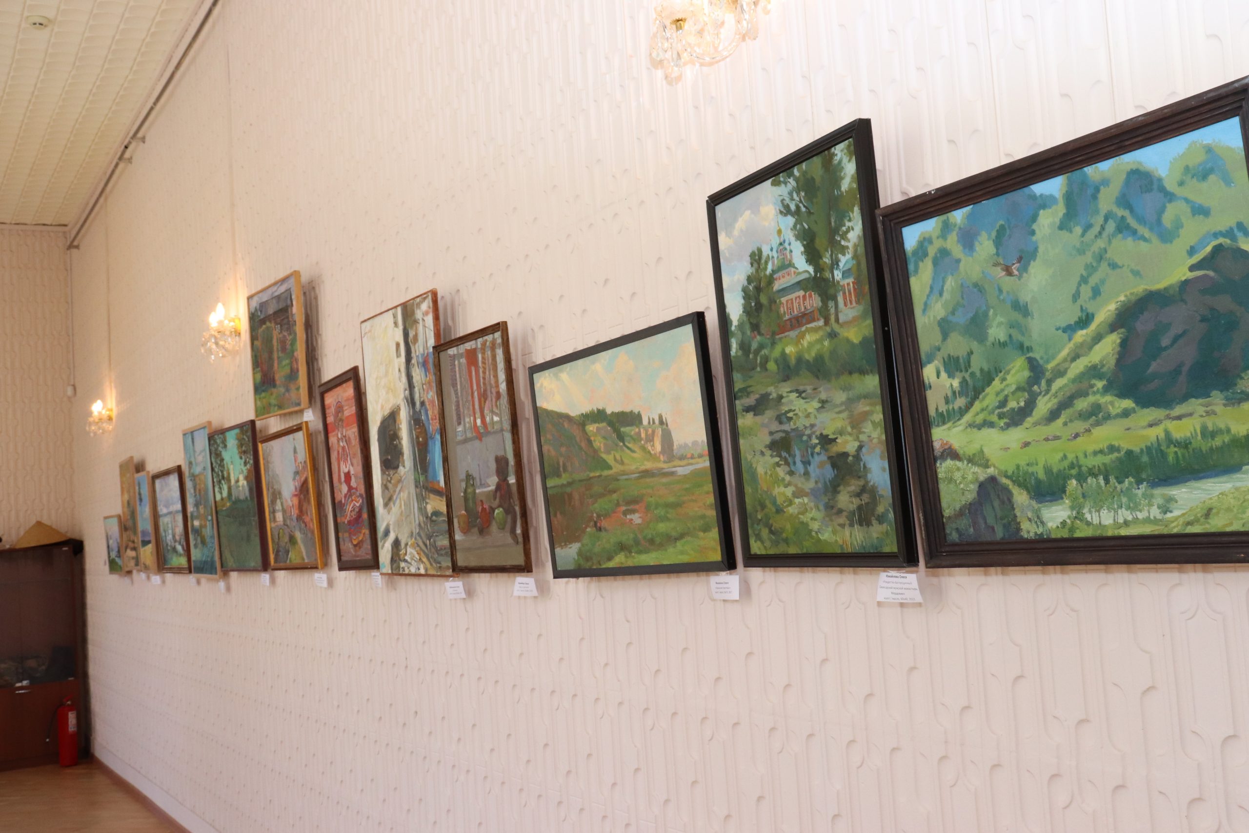 В доме культуры хутора Трудобеликовского проходит выставка живописи более 30 российских мастеров