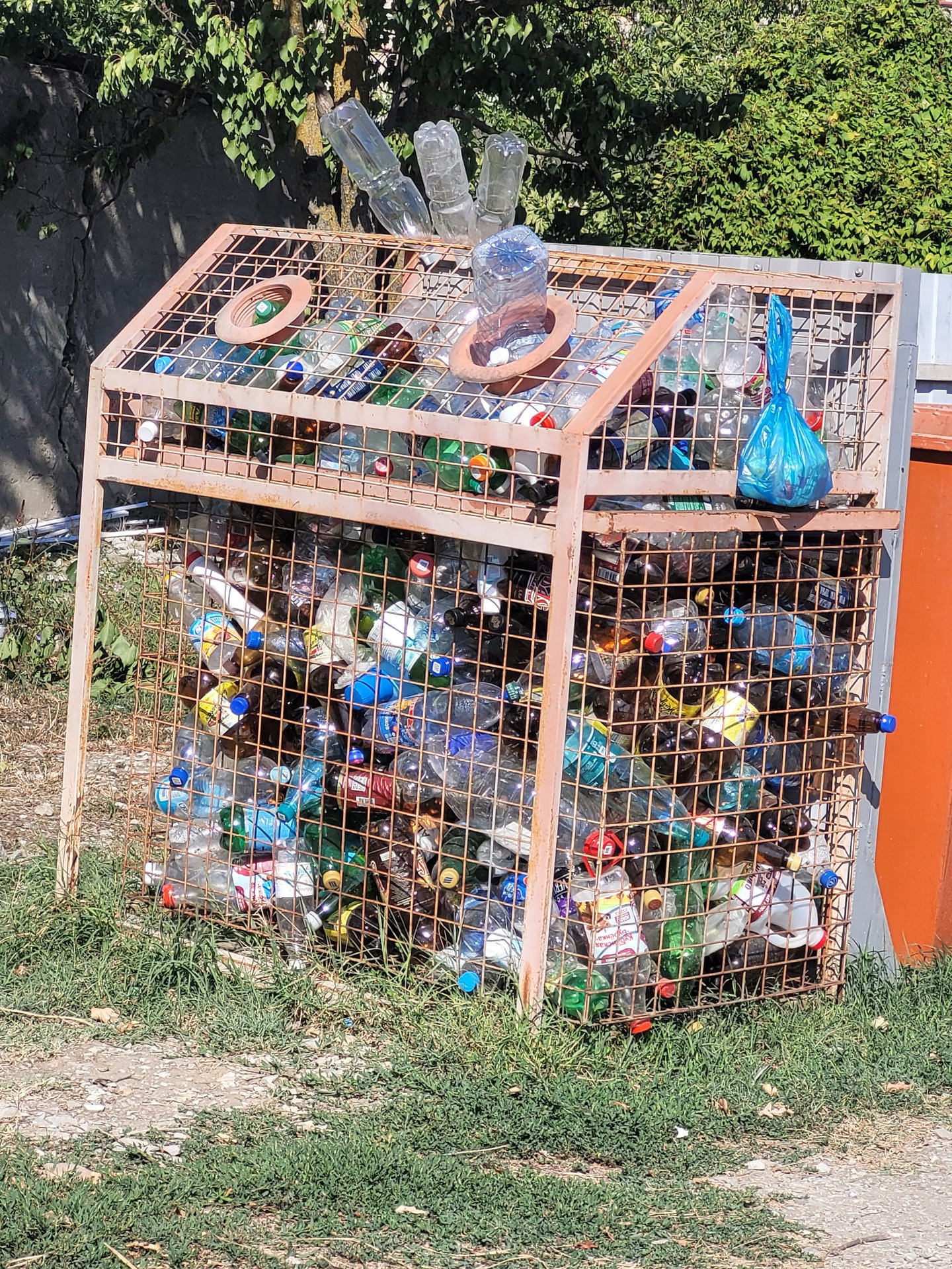 В станице Полтавской возобновят вывоз пластиковых бутылок из сетчатых контейнеров