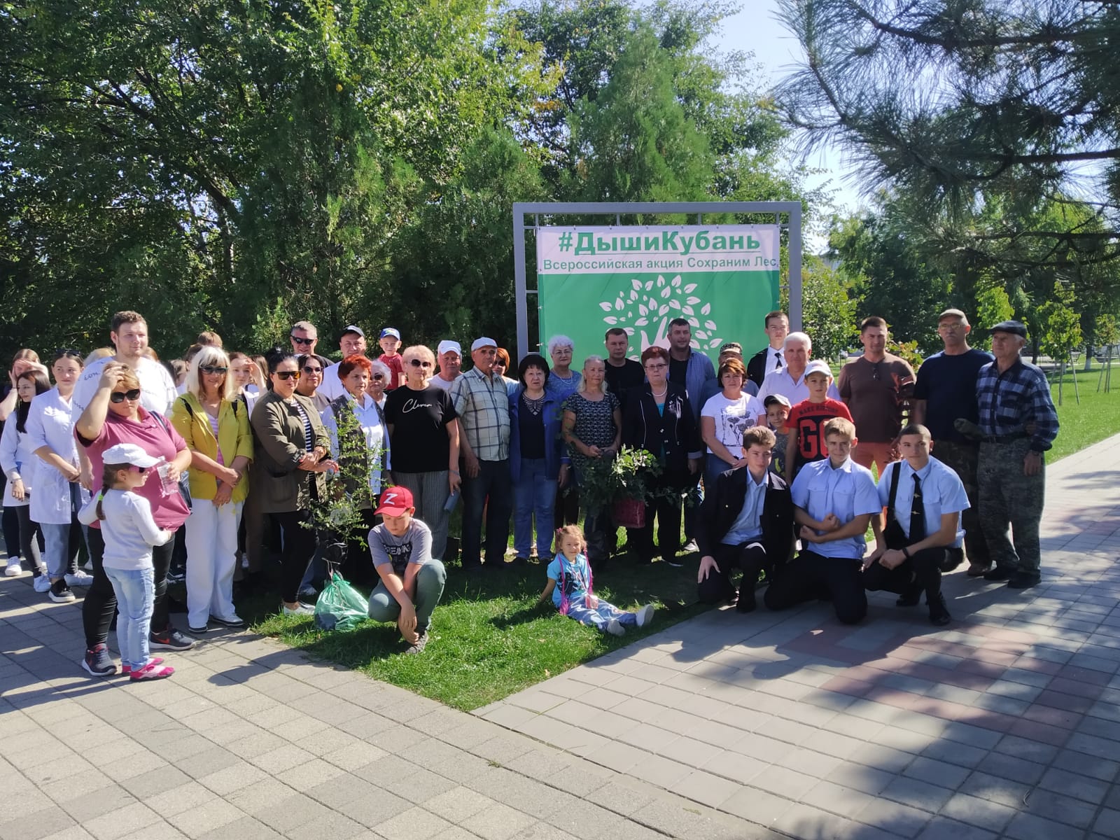 В полтавском центральном парке станичники высадили больше сотни деревьев