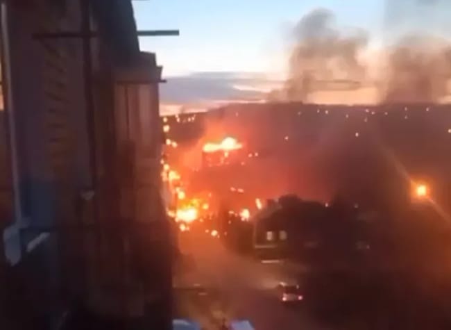 В Иркутске военный самолет Су-30 упал на двухквартирный жилой дом