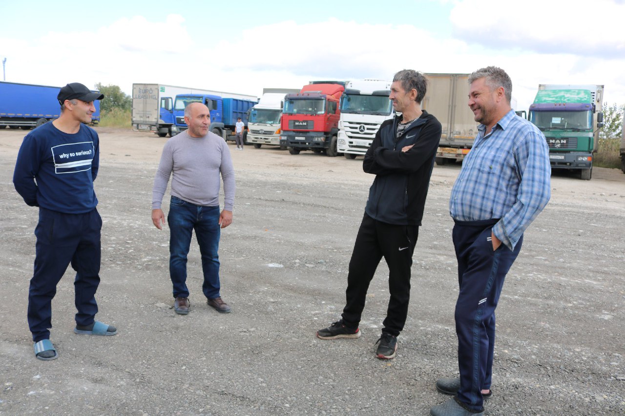 В хуторе Турковском организована вспомогательная парковка для большегрузов, следующих на Крым