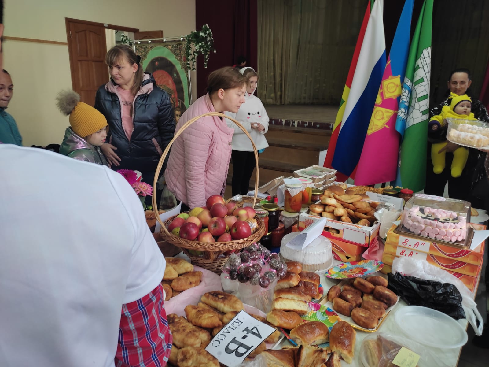 На благотворительной выставке-ярмарке в Трудобеликовском ДК  собрали 18 тысяч рублей