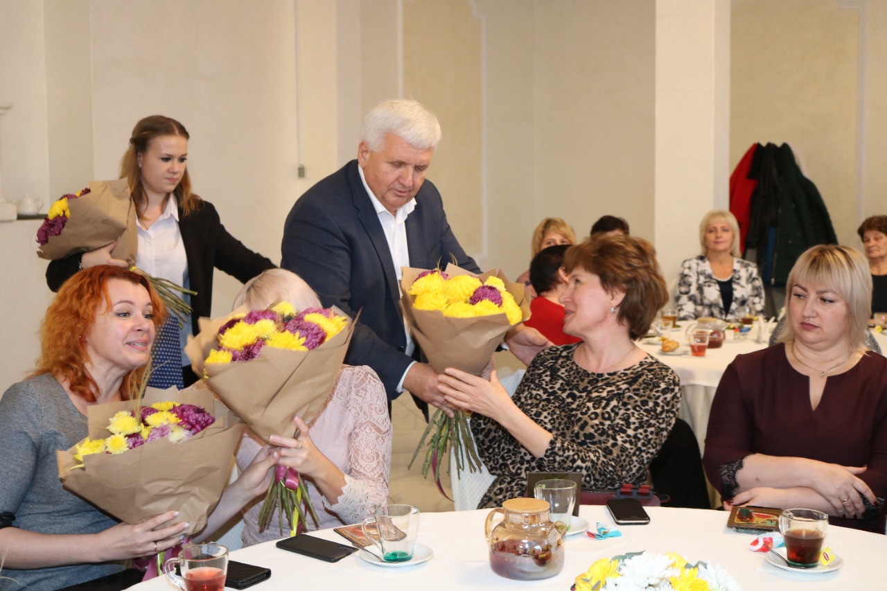 Накануне Дня матери глава Полтавского поселения Владимир Побожий поздравил мам-полтавчанок