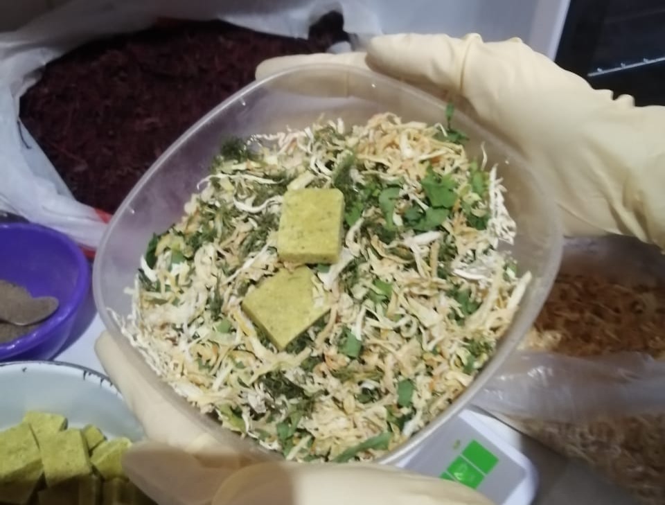 Марьянские хозяйки сами  сушат и отправляют  суповые наборы на фронт