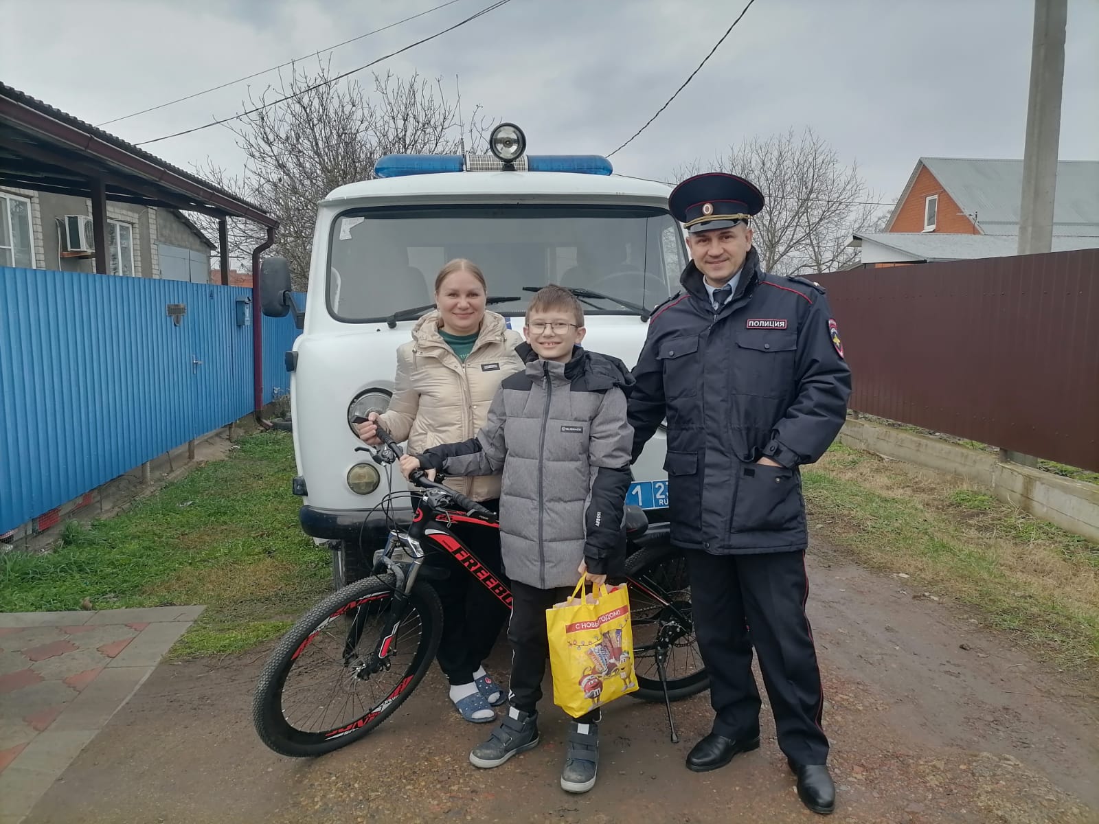 Полицейские из Красноармейского района к Новому году подарили ребенку спортивный велосипед