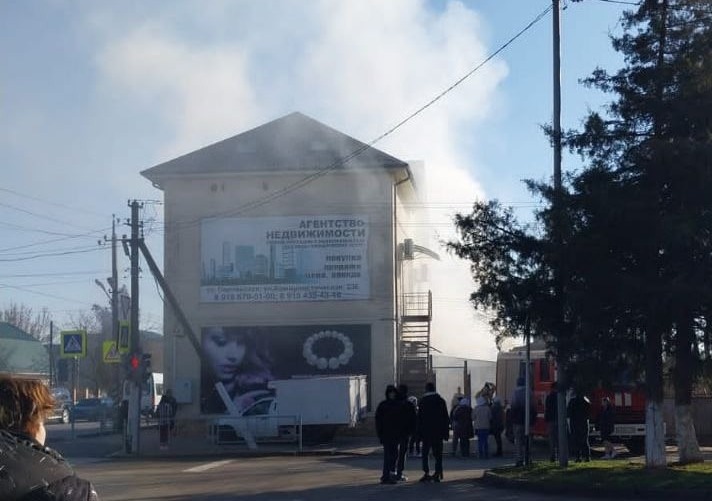 У пекарни в станице Полтавской загорелось складское помещение