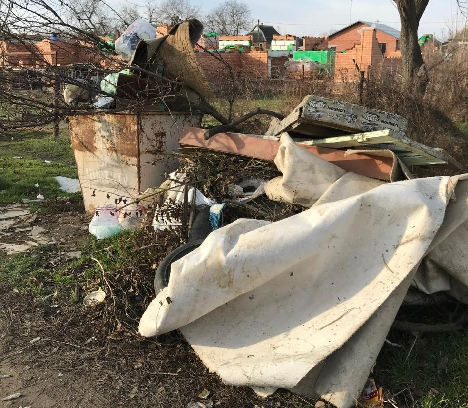 Жители одной из улиц Полтавской просят убрать мусор, скопившийся вокруг контейнерной площадки