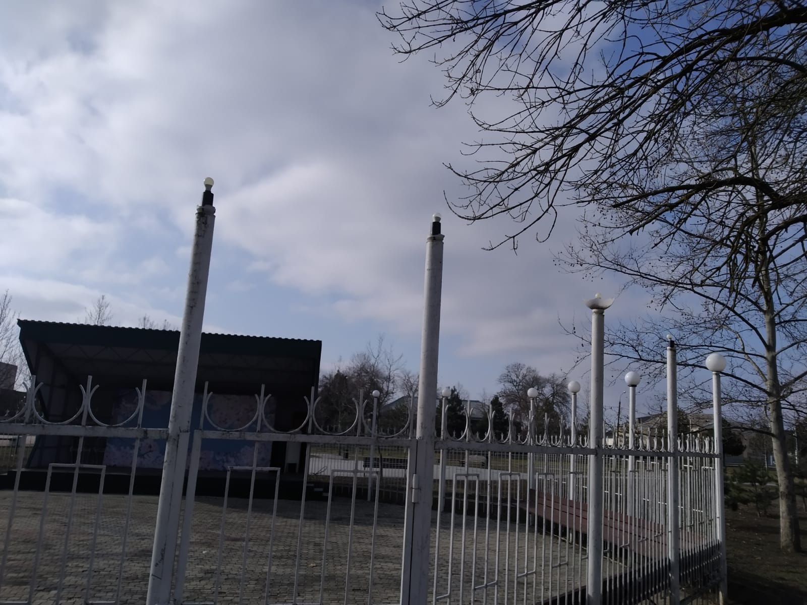 В центральном парке станицы Полтавской  разбили несколько уличных фонарей