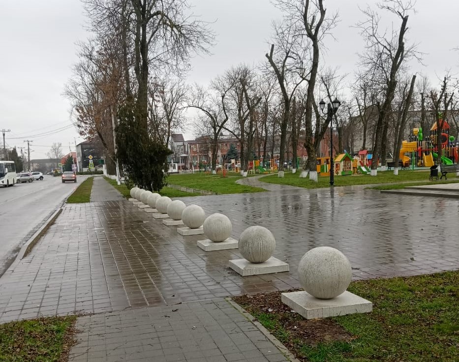 В центральном парке Полтавской установили шары из белого гранита