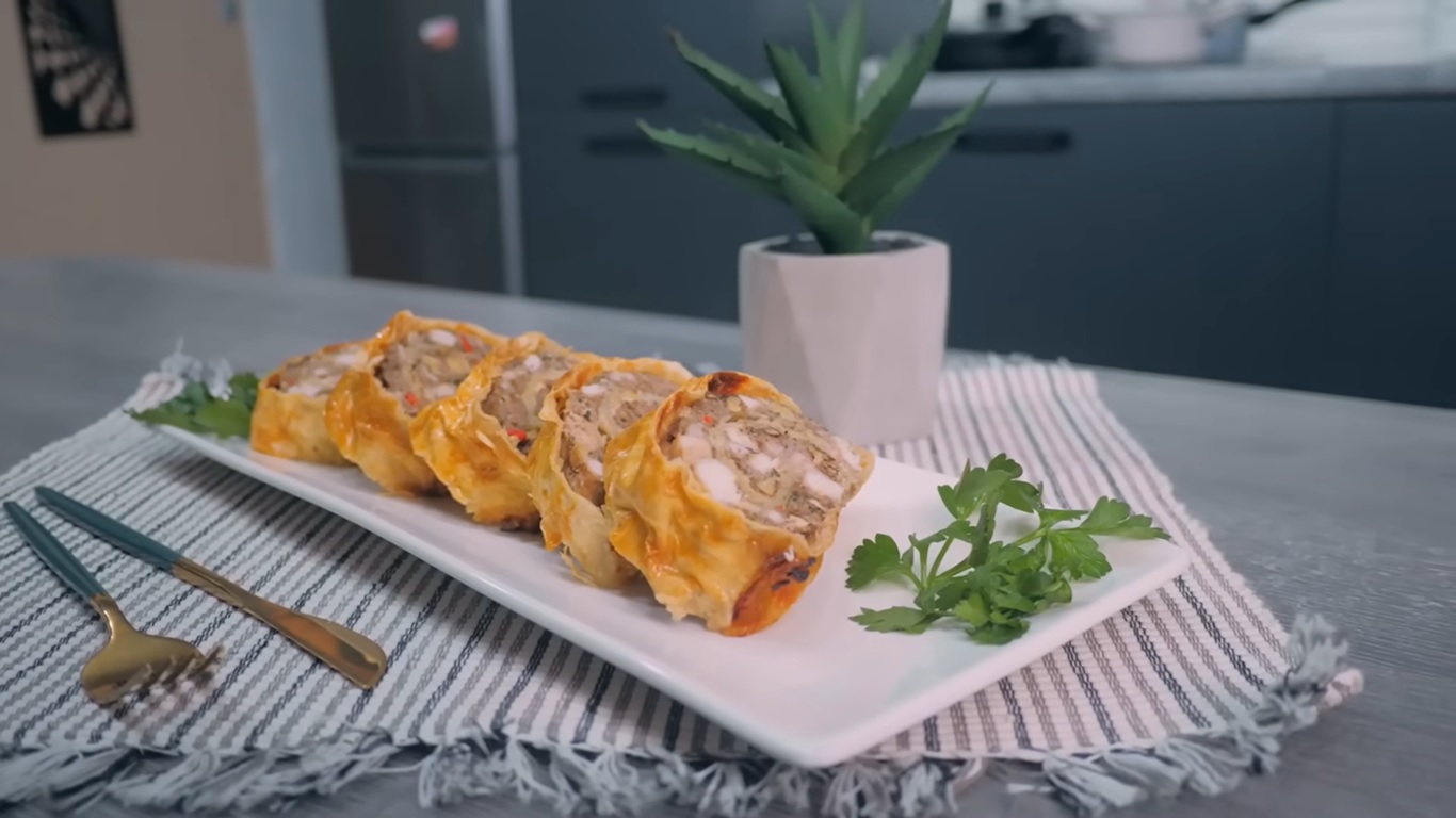 Вкусно и красиво: готовим рулет из лаваша с фаршем и грецкими орехами