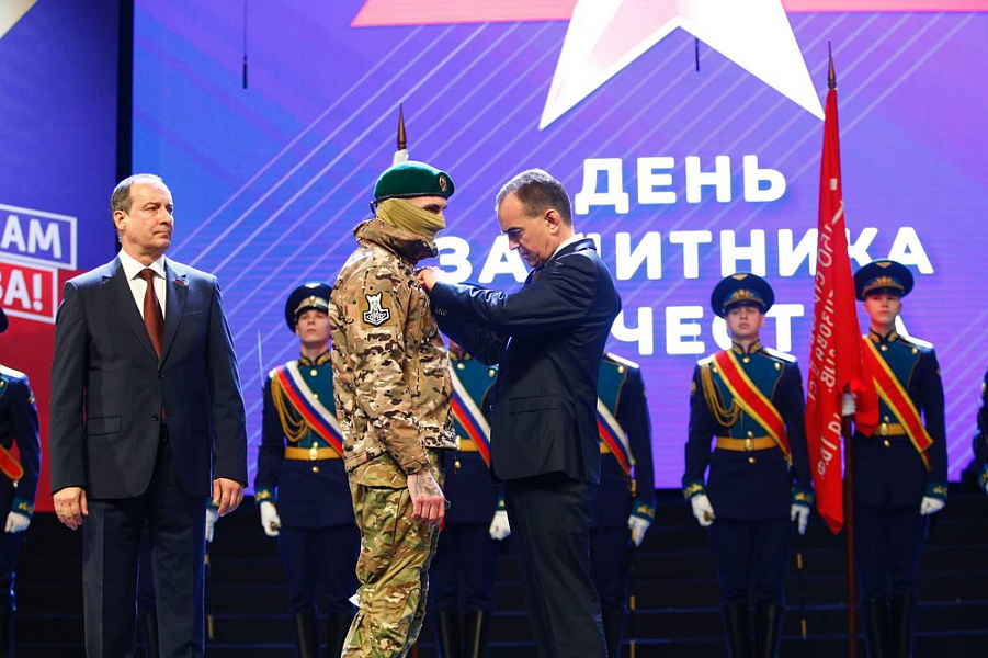 На Кубани участникам спецоперации вручили боевые медали и ордена