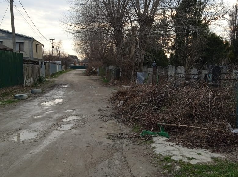 В хуторе Трудобеликовском возле старого кладбища часто образовываются свалки