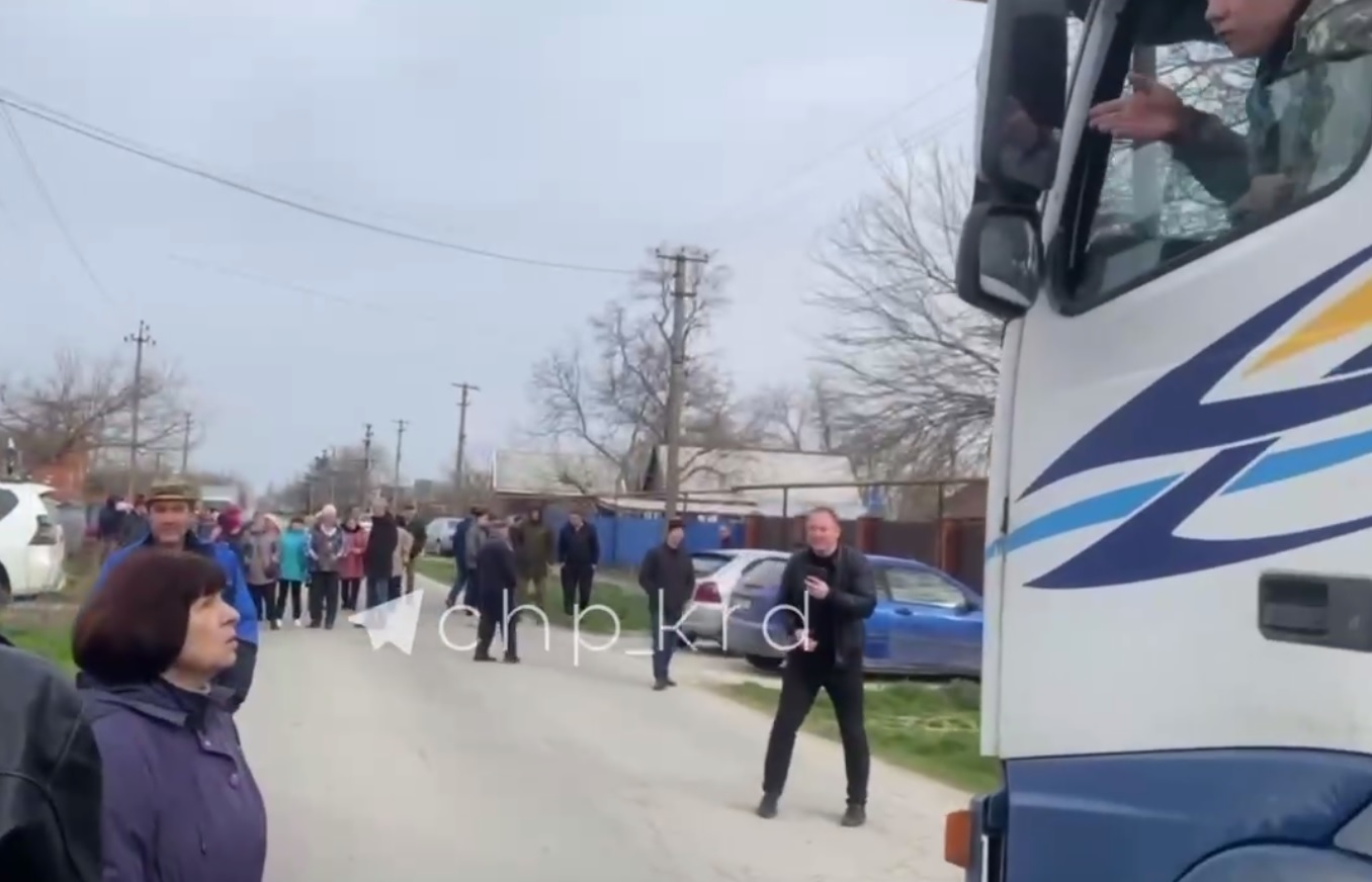 На Кубани местные жители во второй раз перекрыли дорогу к полигону ТКО