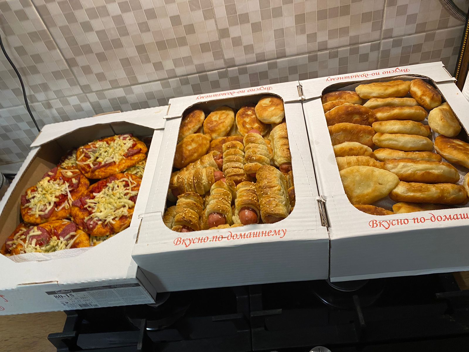 Полтавские и стеблиевские жители отправили большую партию выпечки участникам СВО