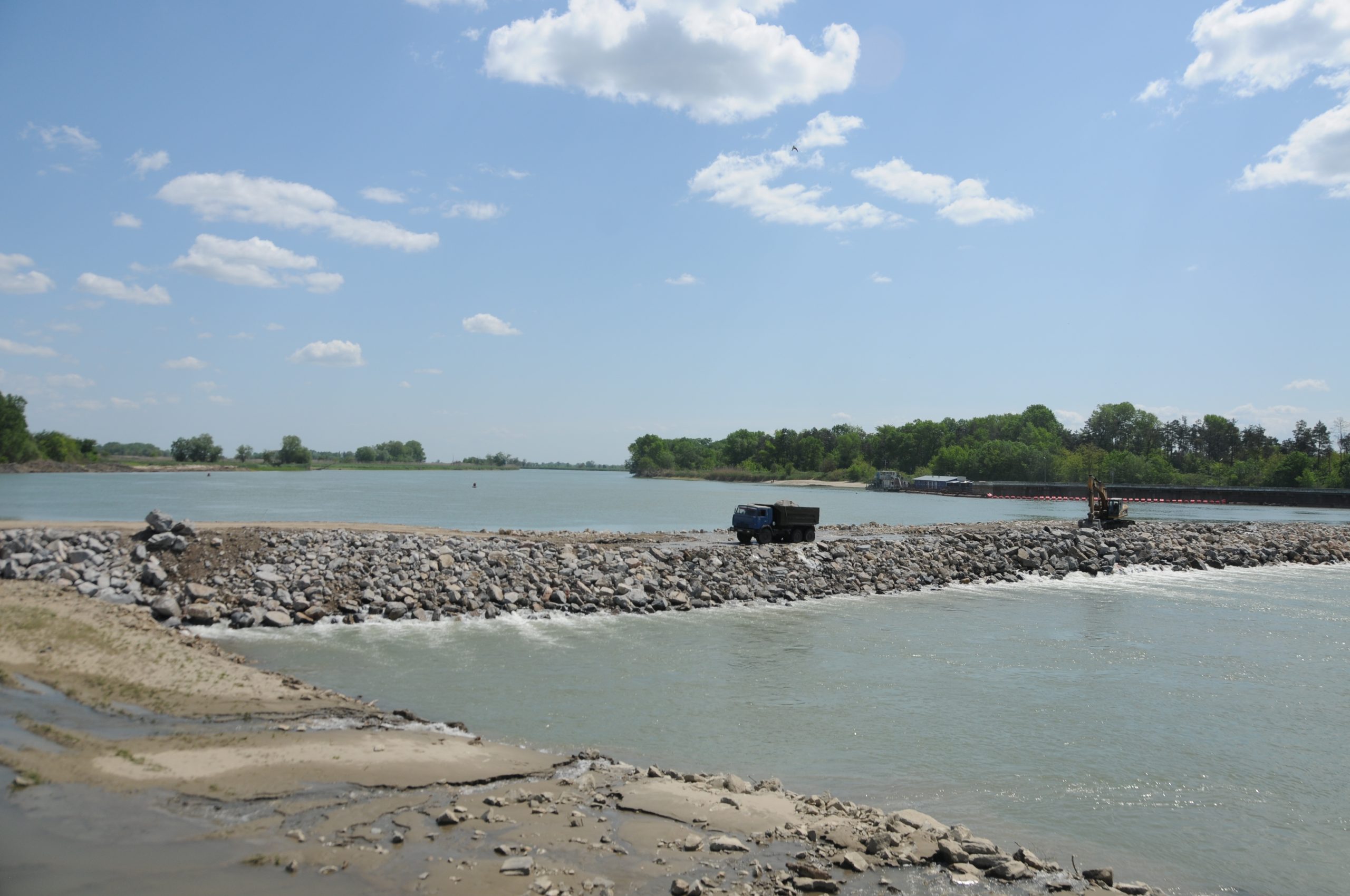 Несмотря на сильный паводок из-за дождей дамба Федоровского гидроузла удерживает поток воды