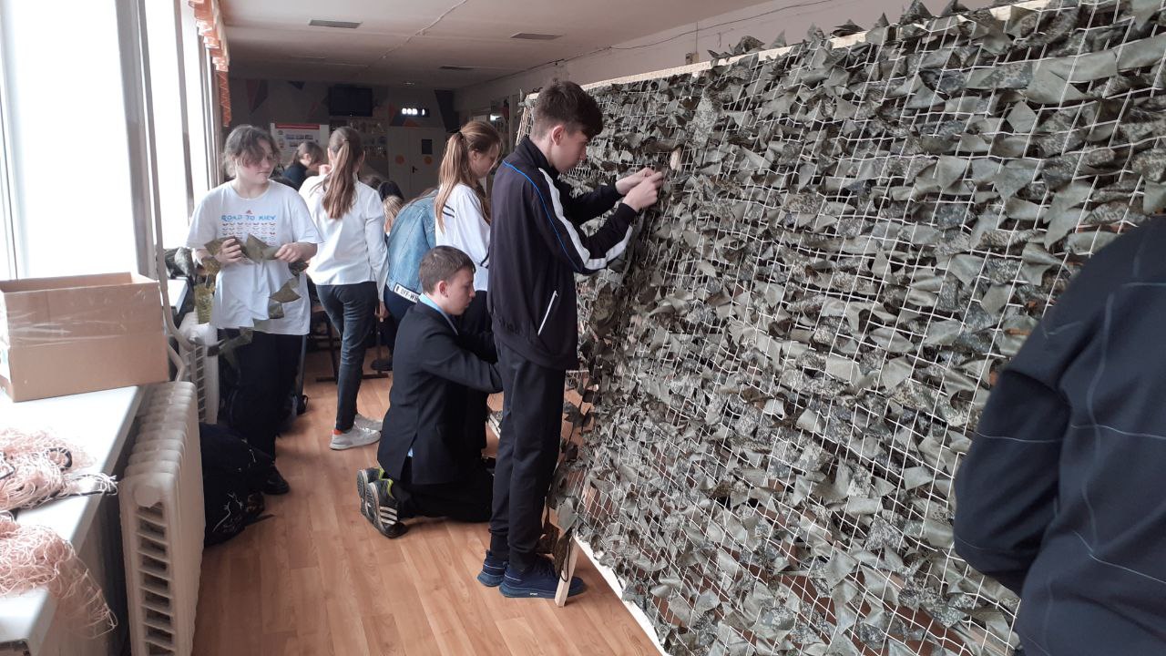 Учащиеся СОШ №5 поселка Октябрьского сплели маскировочную сеть для нужд спецоперации