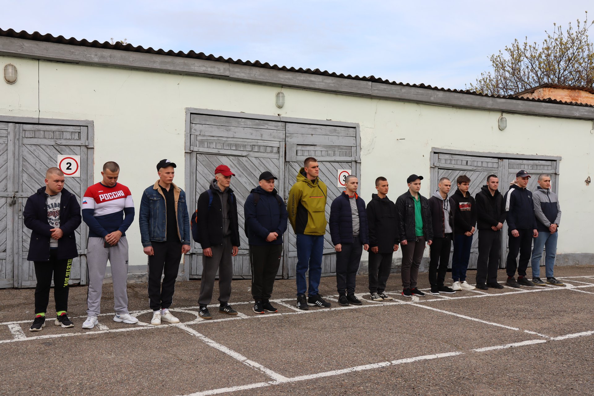 В Красноармейском районе первые в этом году 14 парней ушли служить в армию